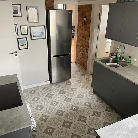 Central, Spacious And Characterful Apartment
